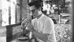 Pose Keren Nino Fernandez saat jadi Barista di Kafe