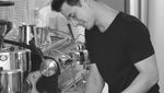 Pose Keren Nino Fernandez saat jadi Barista di Kafe