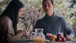 Pose Keren Nino Fernandez saat jadi Barista di Kafe