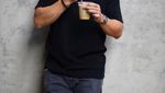 Pose Keren Nino Fernandez saat jadi Barista di Kafe
