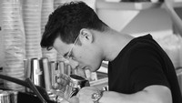 Kafenya yang bernama Di Bawah Tangga bahkan sudah memilih banyak cabang. Tak jarang, Nino turun langsung meracik kopi pelanggan. Foto: Instagram @ninojkt