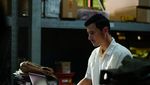 Pose Keren Nino Fernandez saat jadi Barista di Kafe