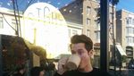 Pose Keren Nino Fernandez saat jadi Barista di Kafe