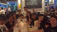 Terakhir ada momennya saat makan bersama dalam rangka reuni dengan kru dan pemain film “Waalaikumsalam Paris”. Mereka makan di Union yang ada di PIM 3. Foto: Instagram @ninojkt