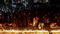 Puluhan orang berkumpul dalam keheningan pada Kamis (2/1/2025) di Podgorica dan sebagian besar kota Montenegro lainnya untuk menyalakan lilin guna mengenang para korban salah satu pembunuhan massal terburuk di negara itu.