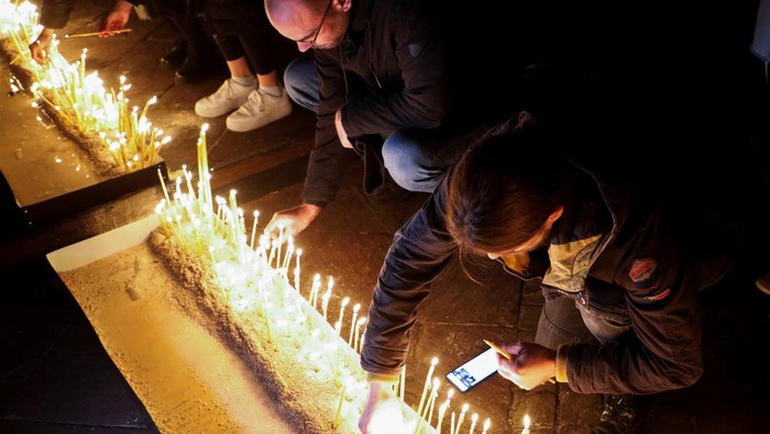 People light candles during a vigil after a man in Cetinje shot dead people in a rampage, in Podgorica Montenegro, January 2, 2025. REUTERS/Stevo Vasiljevic TPX IMAGES OF THE DAY