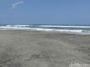 Cuaca Ekstrem! Wisatawan Dilarang Berenang di Pantai Selatan Cianjur