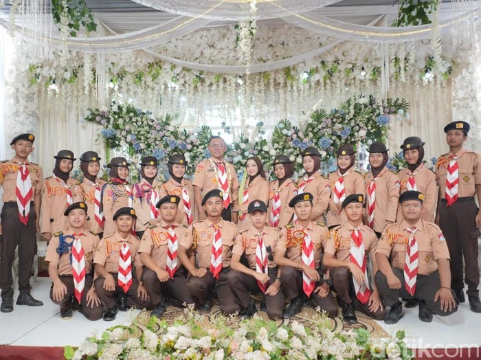 Pasangan Fauzan Zamroni dan Milasari Larasati yang menggelar acara pernikahan dengan mengenakan seragam pramuka, viral di TikTok.