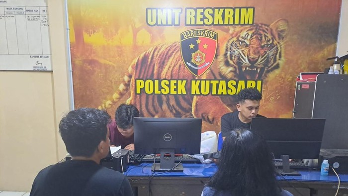 Pasutri warga Jakarta Utara diamankan polisi usai mengutil barang di salah satu minimarket di wilayah Desa Kutasari, Purbalingga, Jumat (3/1/2025).