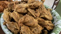Menunya pun terbilang sederhana yaitu hanya Ayam Bakar Manis (Rp 24.000) dan Ayam Bakar Pedas (Rp 24.000) per potong.  Foto: detikFood