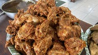 Namun yang membuatnya istimewa jelas cita rasa ayam bakar pedas manis yang tak bisa ditemukan di tempat lain.  Foto: detikFood