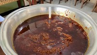 Semua ayam bakara di sini menggunakan ayam kampung. Selain itu ayam  diungkep dengan berbagai rempah selama lima jam menggunakan api kecil.  Foto: detikFood