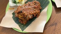 Tekstur daging ayamnya sangat empuk dan rasanya gurih berempah. Racikan sambal pedas yang sedikit berminyak justru menambah rasa lezat dari ayam bakar ini. Foto: detikFood