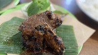 Bagi yang tak suka pedas, bisa pesan Ayam Bakar Manisnya. Dominan rasa bumbu kecap tapi dengan tambahan rempah yang rasanya mirip seperti areh di gudeg. Foto: detikFood