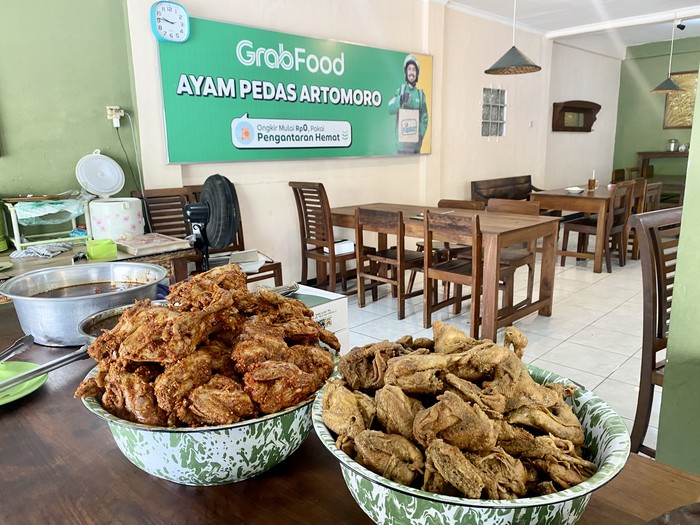 Pedas Manis Ayam Bakar Artomoro yang Paling Viral di Jogja Pedas Manis Ayam Bakar Artomoro yang Paling Viral di Jogja
