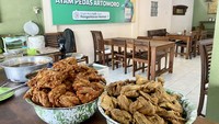 Berlibur ke Jogja, jangan lupa mampir ke Ayam Bakar Artomoro yang antreannya mengular di jam makan siang dan jam makan malam. Foto: detikFood