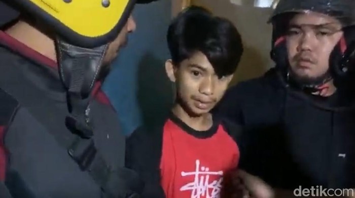 Pelaku pembusuran remaja di Makassar, Erlangga Syaputra (22).