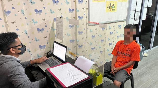 Pelaku pencabulan saat diperiksa penyidik Satreskrim Polresta Tanjungpinang. (Dok Polresta Tanjungpinang)