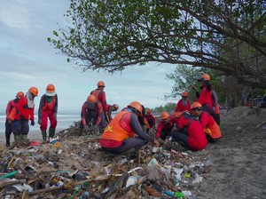 Sinergi DLHK-DPUPR Badung Tangani Sampah Kiriman di Pantai Kuta