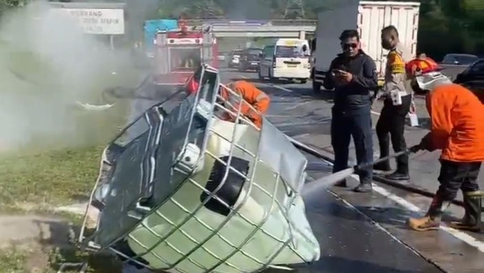 Penampakan bahan kimia beripa hidrogen peroksida yang tumpah di Tol Ungaran gegara kecelakaan, Jumat (3/1/2025).