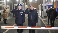 Letnan Jenderal Polisi Janos Balogh, kiri, dan Kepala Inspektur Cornel-Laurian Stoica, kepala Inspektorat Jenderal Polisi Perbatasan Rumania, kanan, secara simbolis membuka perbatasan negara antara Hongaria dan Rumania pada kesempatan bergabungnya Rumania ke zona Schengen di perlintasan perbatasan Csanadpalota di Csanadpalota, Hungaria, Selasa (31/12/2024).  