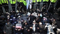 Per pukul 09.30 pagi waktu setempat, sekitar 1.200 orang telah berada di luar kompleks kepresidenan di ibu kota Seoul.