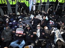 Pendukung Presiden Yoon Suk Yeol Berkumpul, Tolak Penjemputan Paksa