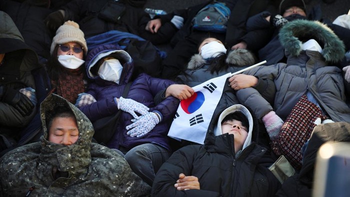 Police officers drag away a pro-Yoon protester outside of impeached South Korean President Yoon Suk Yeol's official residence, as Yoon faces potential arrest after a court on Tuesday approved a warrant for his arrest, in Seoul, South Korea, January 2, 2025. REUTERS/Kim Hong-Ji