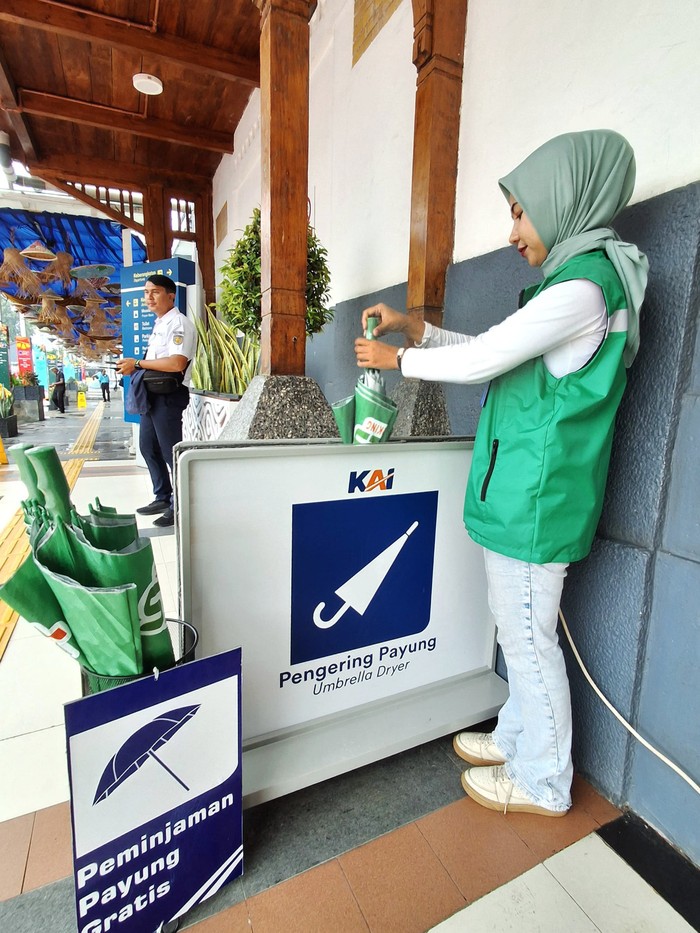 Pengering Payung Kini Tersedia di Stasiun PT KAI mengizinkan pelanggan untuk membawa payung dengan syarat tidak mengganggu kenyamanan pelanggan lain selama perjalanan. Berdasarkan prediksi dari Badan Meteorologi, Klimatologi, dan Geofisika (BMKG), musim hujan diperkirakan akan berlangsung hingga Januari 2025.