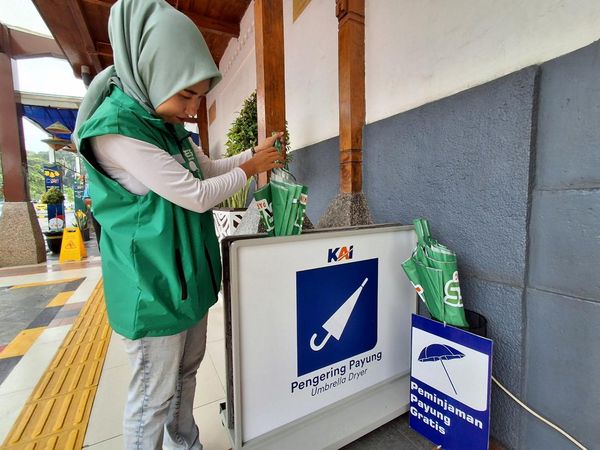 Pengering Payung Kini Tersedia di Sejumlah Stasiun, Ini Potretnya