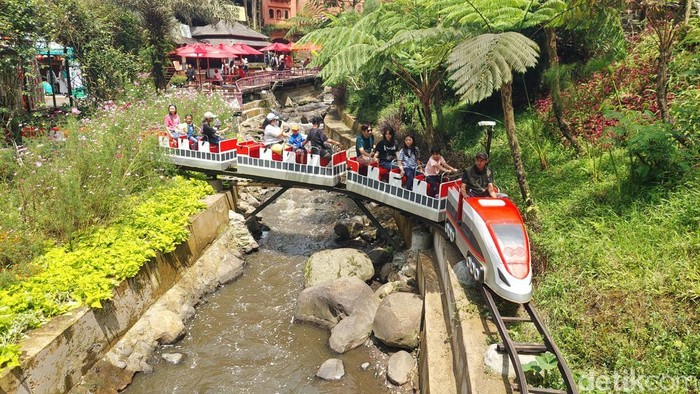 Pengunjung menjajal objek wisata kereta mini di TGAA Lembang