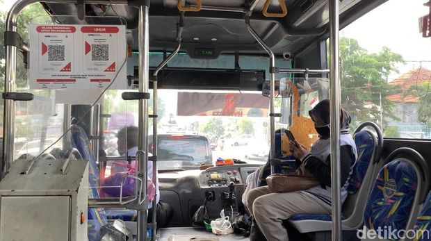 Penumpang bus Trans Sarbagita dalam perjalanan dari GOR I Gusti Ngurah Rai, Denpasar, menuju Terminal Pesiapan, Tabanan, Jumat (3/1/2025). (Foto: Rizki Setyo/detikBali)