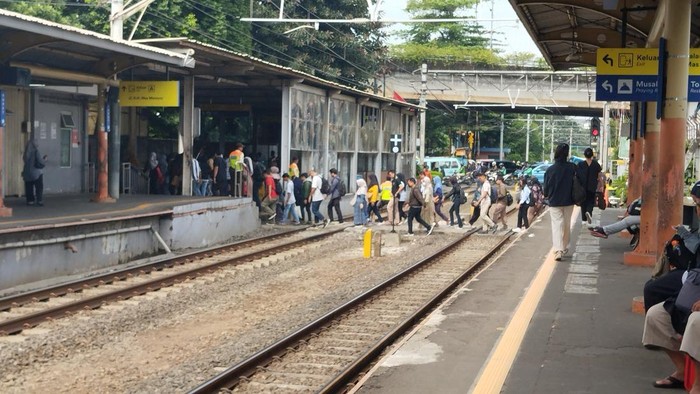 Penumpang KRL di Stasiun Karet
