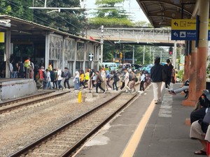 Penumpang KRL Keluhkan Ongkos Bisa Bertambah Jika Stasiun Karet Ditutup