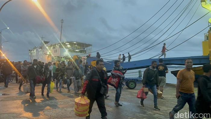 Penumpang turun di Pelabuhan Nusantara Parepare.