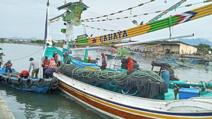 Perahu slerek pengangkut jaring berhasil selamatkan 15 awak kapal yang tenggelam di perairan Pulukan, Kecamatan Pekutatan, Kabupaten Jembrana, Kamis (2/1/2025).