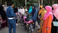 Program Women on Wheels bertujuan untuk memberdayakan pengendara sepeda motor perempuan di Pakistan. Di halaman tanah berumput, sekitar selusin perempuan berkumpul di sekitar seorang instruktur, mendengarkan dengan saksama setiap kata-katanya.