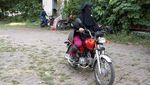Perempuan Bersepeda Motor Makin Populer di Pakistan gegara Mobil Mahal