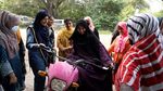 Perempuan Bersepeda Motor Makin Populer di Pakistan gegara Mobil Mahal