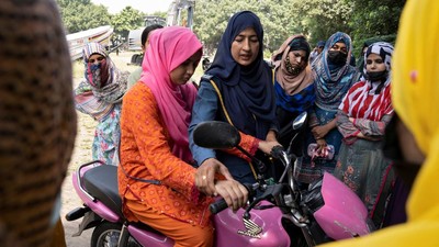 Perempuan Bersepeda Motor Makin Populer di Pakistan gegara Mobil Mahal