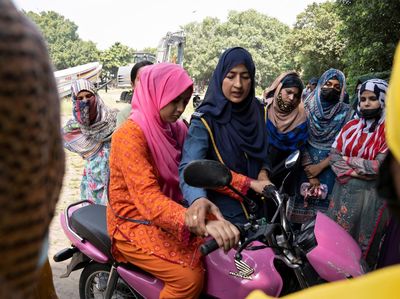 Perempuan Bersepeda Motor Makin Populer di Pakistan gegara Mobil Mahal
