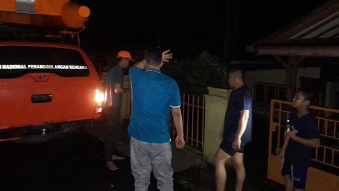Personel BPBD Muara Enim datangi lokasi rumah terdampak luapan drainase.