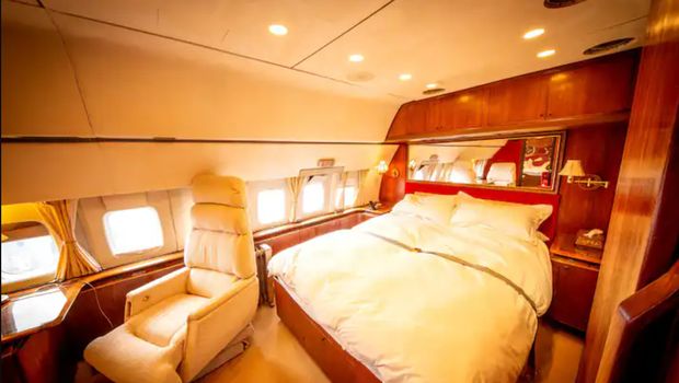 Pesawat yang diduga bekas milik Pablo Escobar disulap menjadi hotel di Bristol, Inggris.