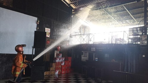 Petugas Damkar Jembrana berupaya menangani kebakaran di gudang Kafe Gula-Gula di Desa Delod Berawah, Kecamatan Mendoyo, Jembrana, Bali, Jumat (3/1/2025). (Dok. Polsek Mendoyo)