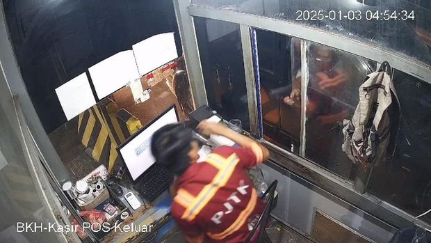 Petugas PT ASDP cabang Bakauheni ditodong senjata api oleh oknum pegawai KSOP Bakauheni.