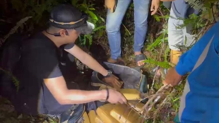 Petugas saat mengamankan ganja 14 kg dari jaringan Medan