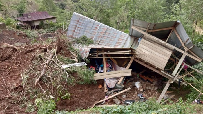 Dua rumah warga dan 1 gedung TK tertimbun material longsor di Kabupaten Pinrang, Sulawesi Selatan (Sulsel) usai hujan deras.