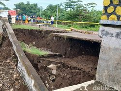 Video: Detik-detik Tembok Penahan Jembatan Sungai Welang di Pasuruan Ambrol