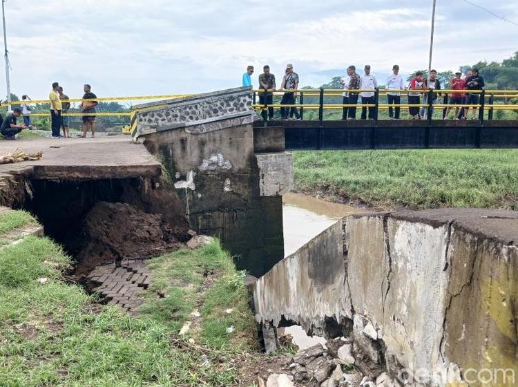 Plengsengan Sungai Welang Ambrol, Akses Dua Dusun Ditutup