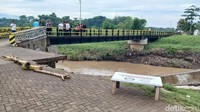 Akibat jembatan tersebut, warga harus memutar sejauh 2 kilo meter untuk melintasi antar dusun.